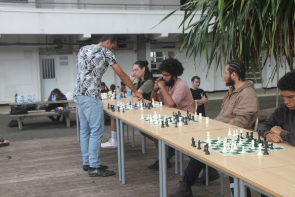 Face au maître, récit d'une partie simultanée d'échec Face au maître, récit d'une partie simultanée d'échec